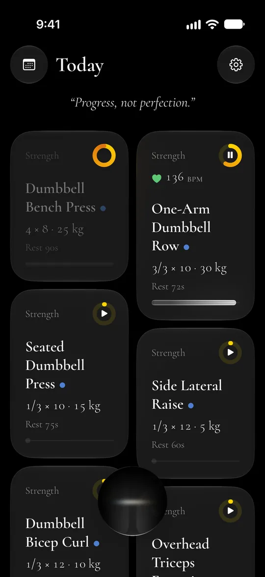 Mid-workout: the bench press done, a one-arm dumbbell row on its last set and resting, with a live heart rate of 136 bpm.