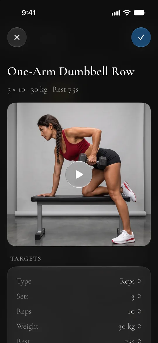 The One-Arm Dumbbell Row’s detail sheet: 3 × 10 at 30 kg, a technique video of the row, and its targets.